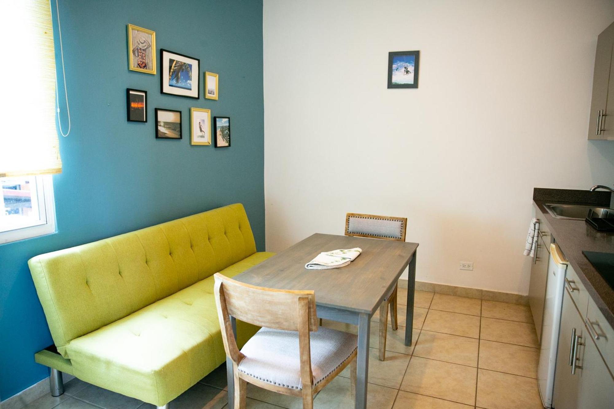 Numero Uno Beach Apartments San Juan Buitenkant foto
